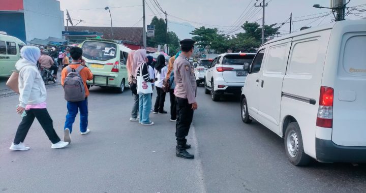 Rutinitas Polsek leles polres garut laksanakan gatur jam rawan pagi di jl. raya leles