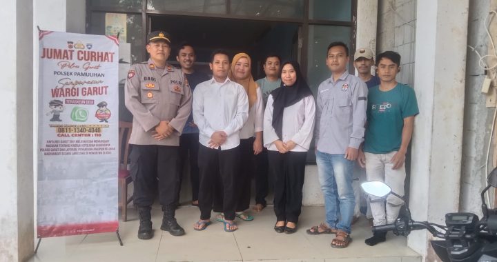 Kapolsek Pamulihan bersama personel jumat Curhat bersama Prangkat Desa