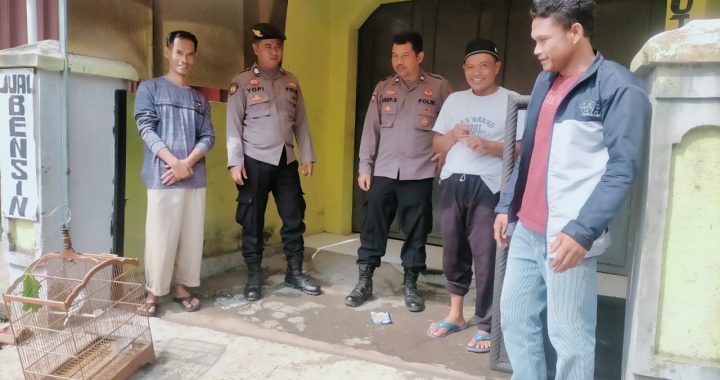 Bhabinkamtibmas polsek leles polres garut melaksanakan ngariung kamtibmas bersama warga masyarakat