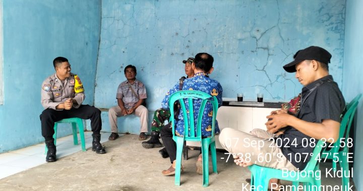 Ngariung Kamtibmas Polsek Pameungpeuk Didampingi Babinsa 1119/pmpk Di Pemdes Bojong Kidul