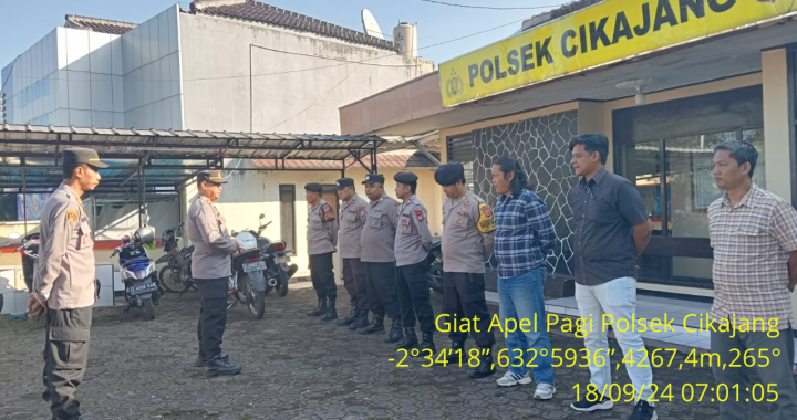 Melakukan Apel Pagi Di Halaman Mako Polsek Cikajang