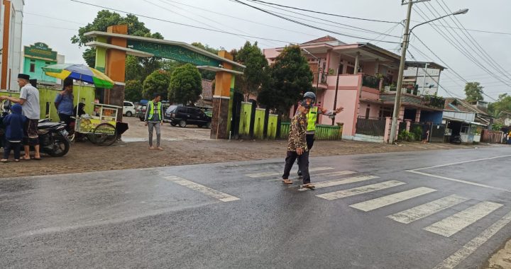 Petugas Polsek Cilawu ADakan Gatur Lalu Lintas