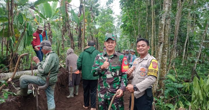 Personel Polsek Cilawu Laksanakan Giat Dengan Warga Desa Dayeuhmanggung