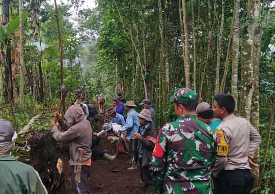 Personel Polsek Cilawu Laksanakan Giat Dengan Warga Desa Ngamplang