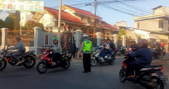 Petugas Polsek Cilawu Melakukan Gatur Lalu Lintas