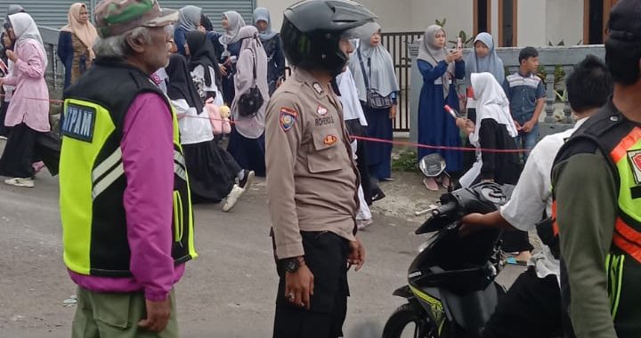 Personel Polsek Cilawu Laksanakan Giat Dengan Warga Desa Margalaksana