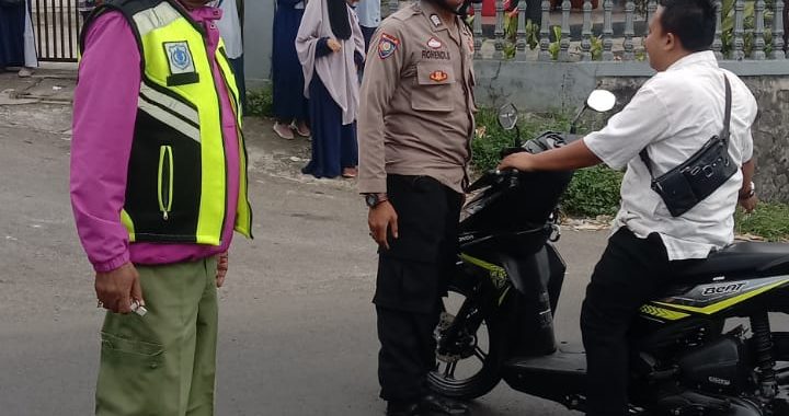 Personil Polsek Cilawu Melakukan Giat Dengan Warga