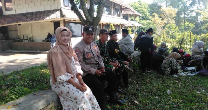 Personil Polsek Cilawu Melakukan Ngariung Dengan Warga