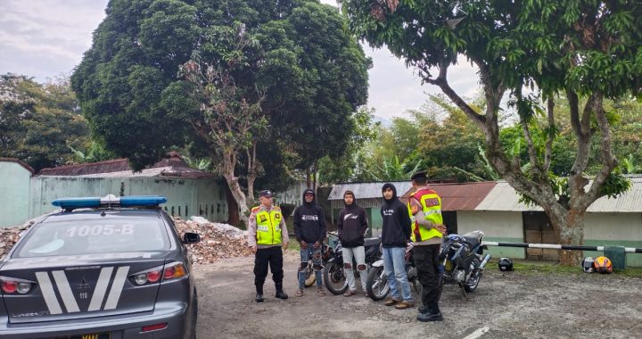 Personel Polsek Cilawu Lakukan Patroli Sambang Di Desa Sukamukti