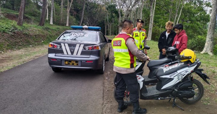 Personel Polsek Cilawu Lakukan Patroli Sambang Di Desa Sukamaju