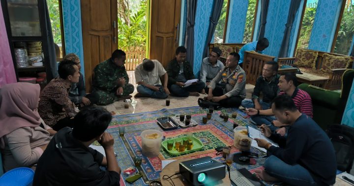 Personel Polsek Cilawu Melaksanakan Silaturahmi Dengan Warga Desa