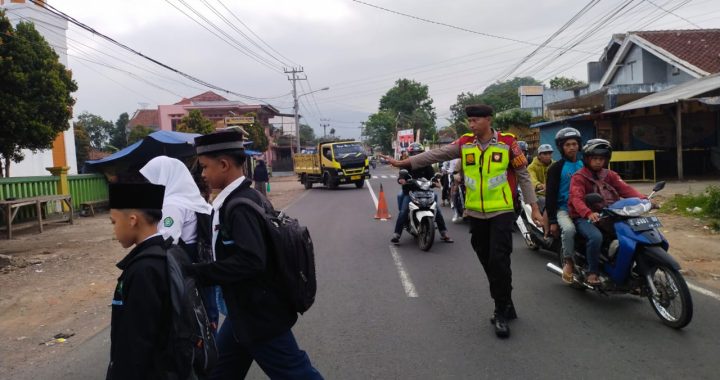 Personil Polsek Cilawu Pengaturan Lalu Lintas