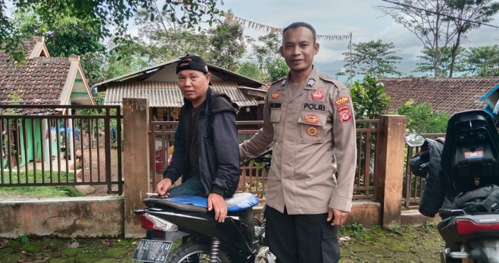 Anggota Polsek Singajaya sapa warga Desa Karangagung