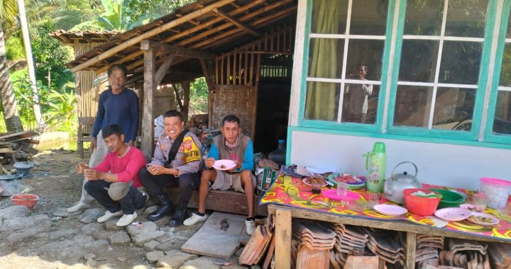 Bhabinkamtibmas Polsek Pameungpeuk Sambang Warha Cisalam Dalam Ngariung Kamtibmas Pastikan Kamtibmas Tahapan Pilkada Stabil