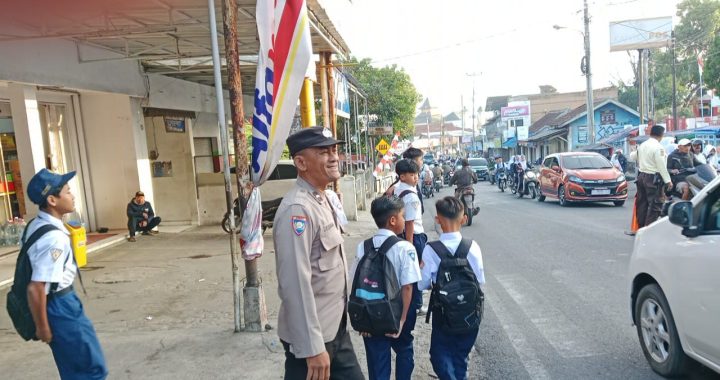 POLRES GARUT – PENGATURAN LALULINTAS PAGI POLSEK CIBATU DI SMPN 1 CIBATU