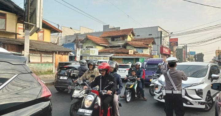 Anggota Lantas Polsek Garut Kota Urai Kemacetan