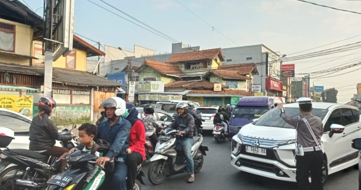 Setiap Pagi Personil Lantas Polsek Garut Kota Lakukan Pelayanan Pengaturan Lalin Di Titik Rawan Kemacetan