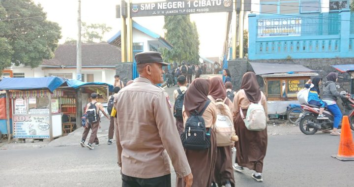 POLRES GARUT – PENGATURAN LALULINTAS PAGI POLSEK CIBATU DI SMPN 1 CIBATU