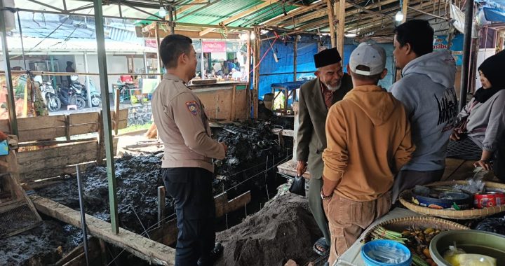 Aiptu Karno Bhabinkamtibmas Polsek Garut Kota Lakukan Monitoring Kamtibmas Di Pasar Tradisional Mandalagiri