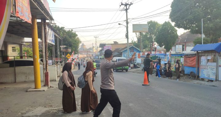 POLRES GARUT – PENGATURAN LALULINTAS PAGI POLSEK CIBATU DI SMPN 1 CIBATU