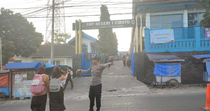 POLRES GARUT – GATUR RAWAN PAGI POLSEK CIBATU BANTU SEBRANGKAN ANAK SEKOLAH