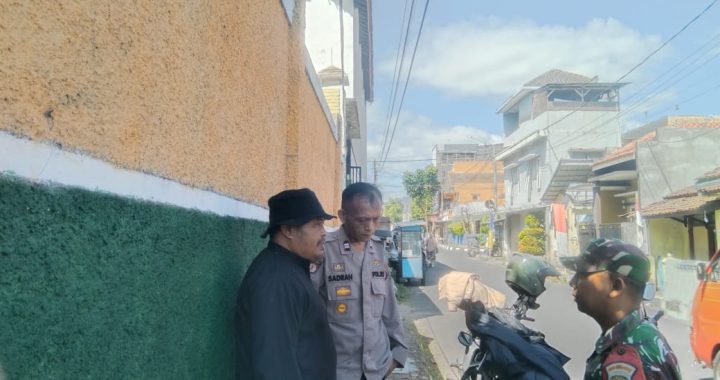 Anggota Polsek Garut Kota Sosialisasikan Oncall Lapor Pak Bhabin Terhadap Warga Regol