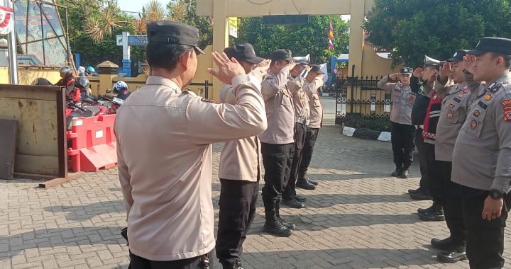 Anggota Polsek Limbangan melaksanakan serah terima tugas jaga