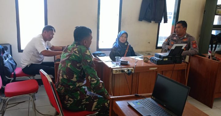 Anggota Polsek limbangan melaksanakan sinergitas TNI Polri guna menciptakan situasi yang aman