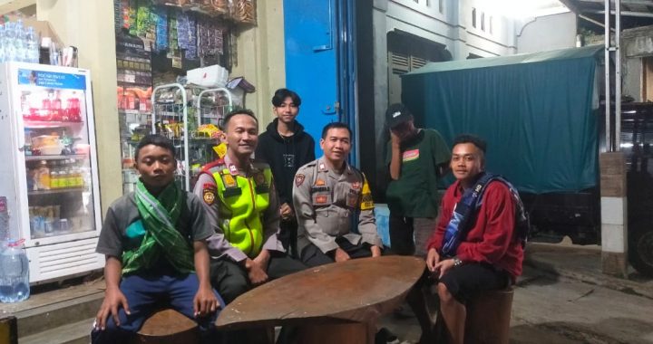 Dalam upaya meningkatkan kontrol pos ronda malam dalam pelaksanaan Siskamling, Polsek pamulihan , Polres Garut, giat melakukan patroli malam pada Minggu  01 / 09 / 2024 Patroli dilaksanakan di kp pakenjeng  Rt. 01 Rw. 08 Ds. Pakenjeng Kec. Pamulihan , Kab. Garut,