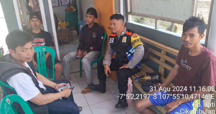 Bhabinkamtibmas Desa.Cikeumbulan Polsek Kadungora Polres Garut *”NGARIUNG KAMTIBMAS”* bersama Warga Masyarakat.