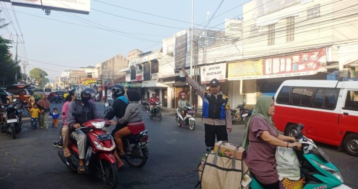 Bhabinkamtibmas Terjun Ke Jalan Wanaraja