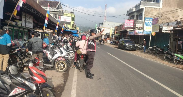 Personil Polsek Cisurupan Melaksanakan Gatur Pagi Depan Pasar