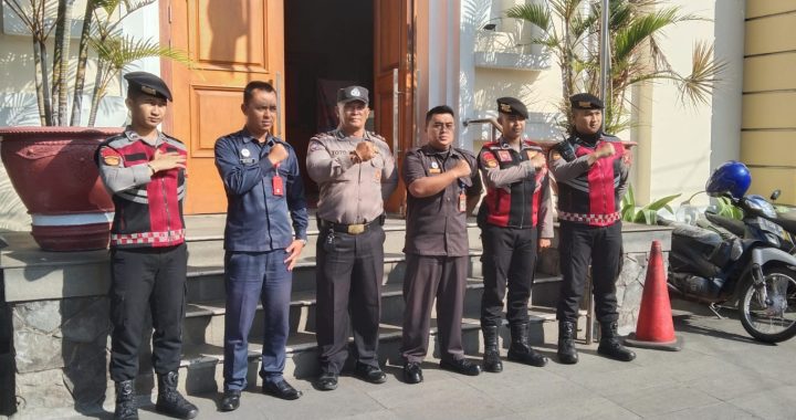 Panit Binmas Polsek Garut Kota Lakukan Pengamanan Kebaktian Di Gereja GII