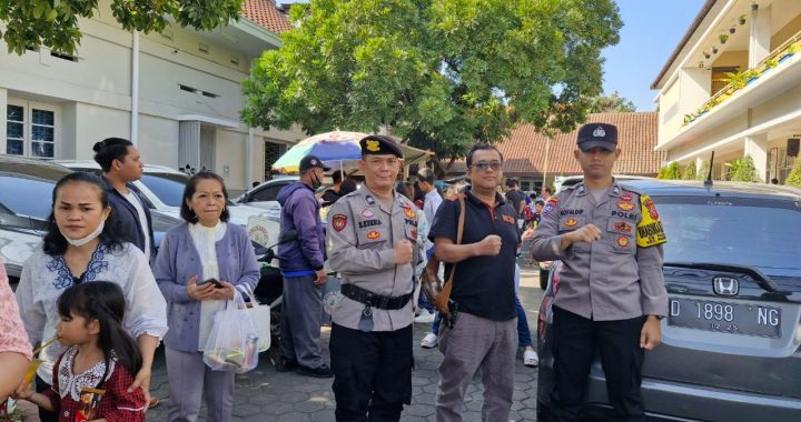 Panit Intelkam Polsek Garut Kota Monitoring Giat Kebaktian Di Gereja Santa Maria