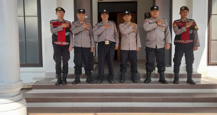 Anggota Polsek Garut Kota Lakukan Pengamanan Kebaktian Di Gereja Bethani