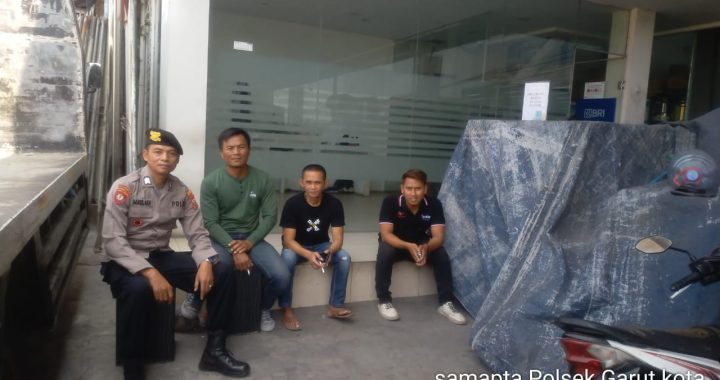 Bripka Mauladi Anggota Samapta Polsek Garut Kota Ngariung Kamtibmas Bersama Warga