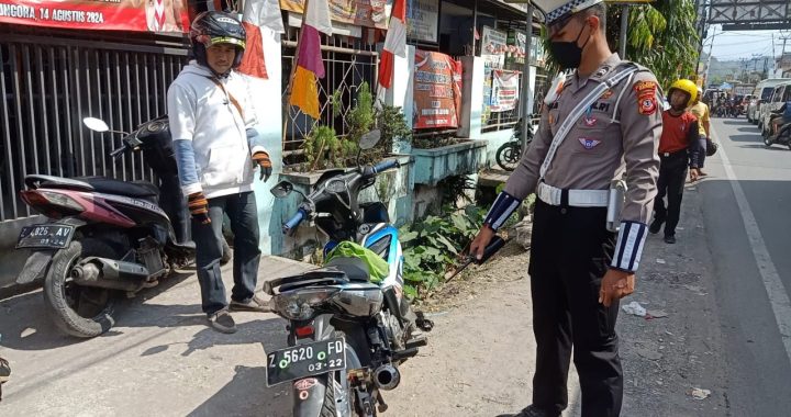 Anggota Lalu Lintas Polsek Kadungora Polres Garut Penertiban Knalpot Bising /Knalpot tidak sesuai dengan Spesifikasi.