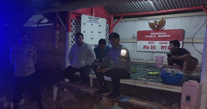 Patroli Sampaikan Info Penting Kepada Petugas Ronda Malam