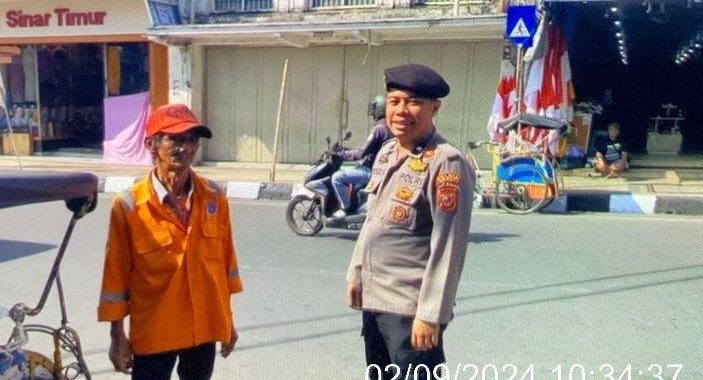 Aipda Yogi Anggota Samapta Polsek Garut Kota Sambangi Juru Parkir