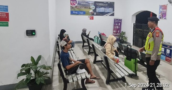 Anggota Samapta Polsek Kadungora Antisipasi Gangguan Kamtibmas dengan melaksanakan Patroli Rutin Malam hari