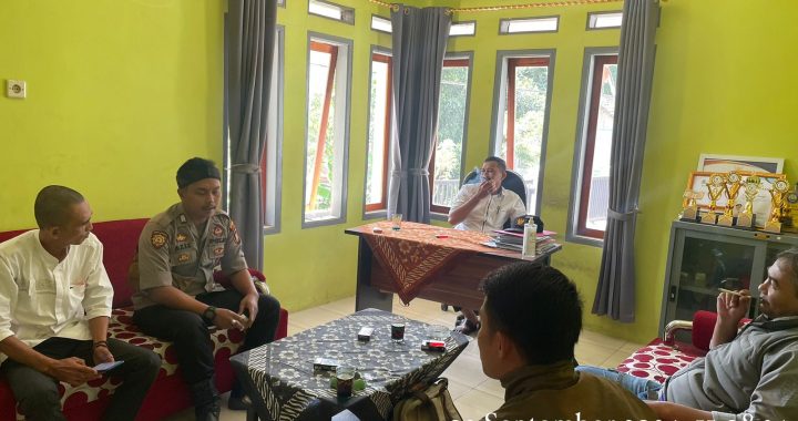 Bhabinkamtibmas Ngariung Kamtibmas Bersama Perangkat Desa Sukamaju Talegong