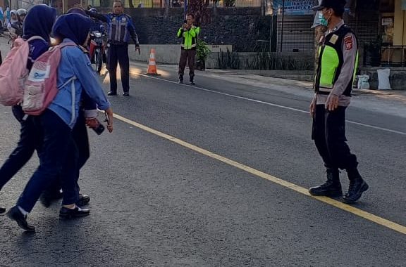 Anggota Polsek Limbangan melaksanakan giat rawan pagi