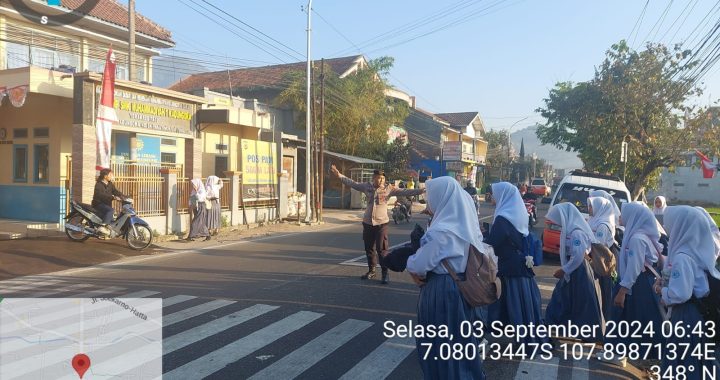 Unit Samapta Polsek Kadungora memberikan Pelayanan kepada Masyarakat Membantu Menyebrangkan Anak Sekolah cegah terjadinya Laka Lantas.