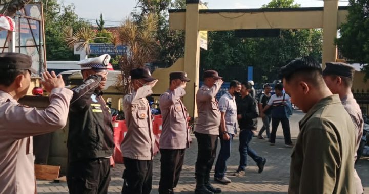 Anggota polsek Limbangan melaksanakan giat serah terima piket jaga