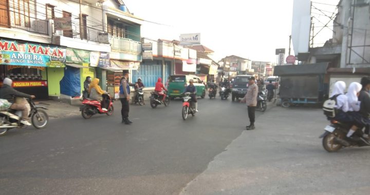 Polisi Melakukan Pengaturan Lalu Lintas Di Pertigaaan