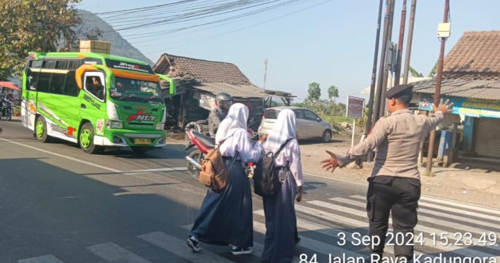 Unit Samapta Polsek Kadungora Pelayanan Prima  Kepada Masyarakat di pagi dan sore hari membantu menyebrangkan Anak Sekolah