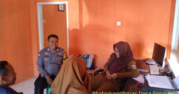 Bhabinkamtibmas sambangi kantor Desa Sirnajaya