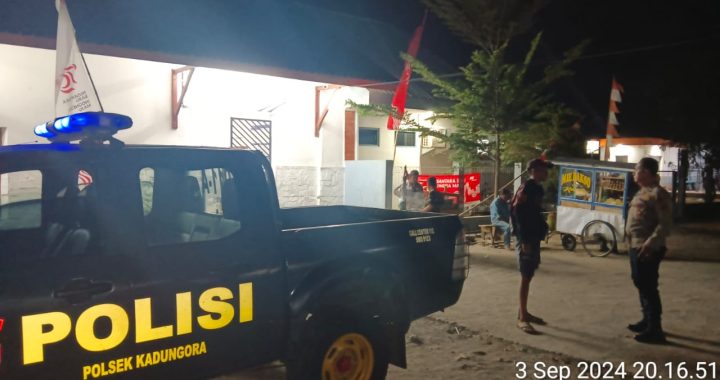 Anggota Samapta Polsek Kadungora Polres Garut Antisipasi Gangguan Kamtibmas dengan melaksanakan Patroli Rutin Malam hari.