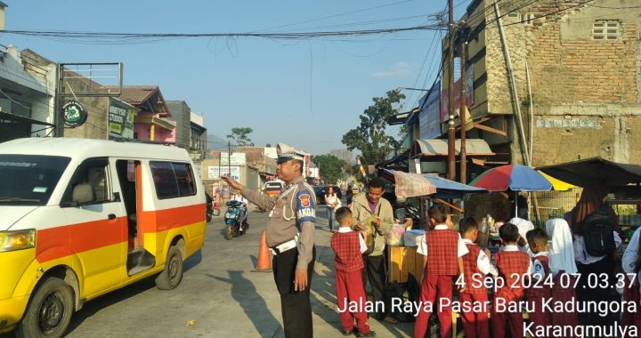 Anggota Lalu Lintas Polsek Kadungora melaksanakan Pengaturan Lalu Lintas dan Membantu Menyebrangkan Anak Sekolah sebagai bentuk Pelayanan Polri kepada Masyarakat.