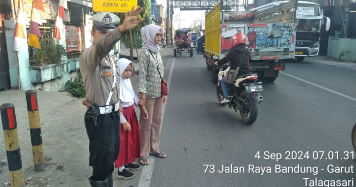 Unit Lalu Lintas Polsek Kadungora Polres Garut memberikan pelayanan Kepada Masyarakat yang akan beraktivitas dan menyebrangkan Anak Sekolah mencegah terjadinya Kemacetan dan Laka Lantas.